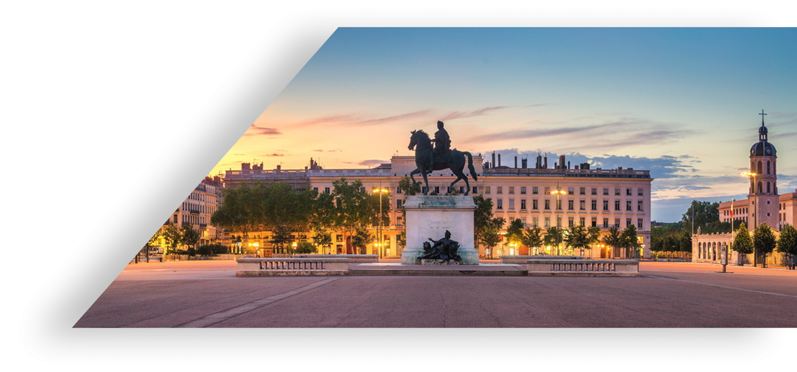 Panorama de la place Bellecour à Lyon, baignée dans un coucher de soleil pour la marque Coqorigo